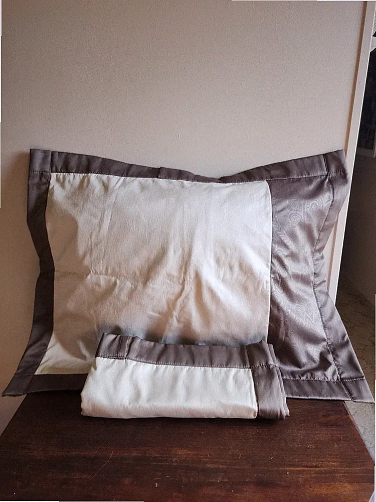 Set of 2 Standard Pillow Shams Brown & Ivory Thick Lined Cottage Pre-owned